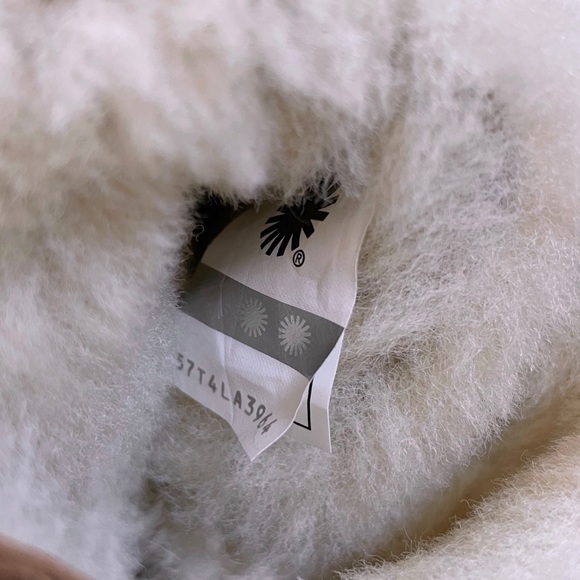 UGG Women’s Romely Short Chestnut Boots - Picture 9 of 9